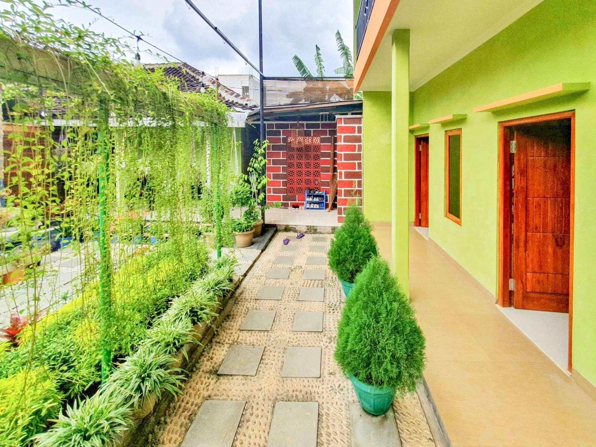 Graha Adi Karya Syariah Kartasura RedPartner Kartosuro Bagian luar foto