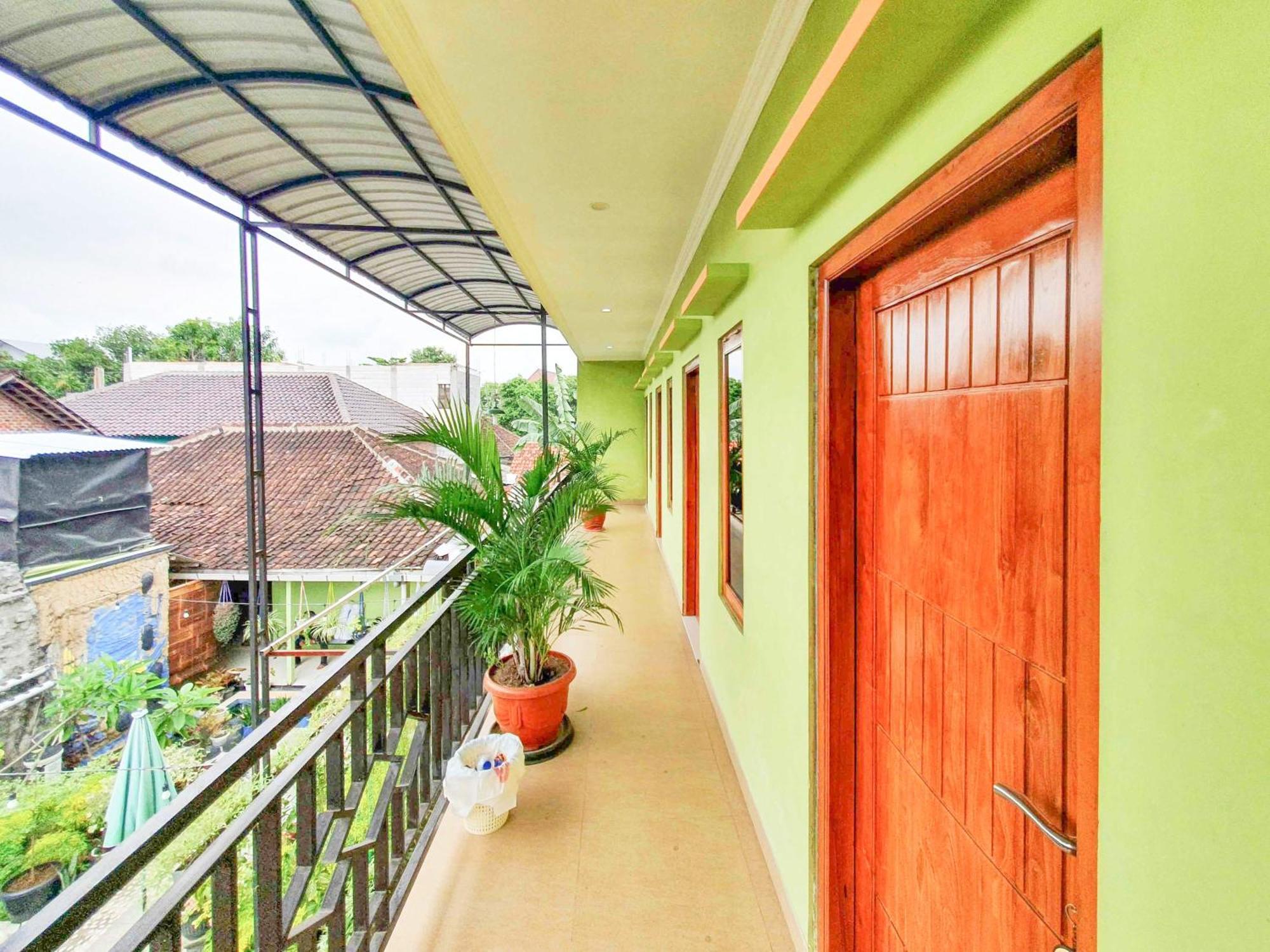 Graha Adi Karya Syariah Kartasura RedPartner Kartosuro Bagian luar foto
