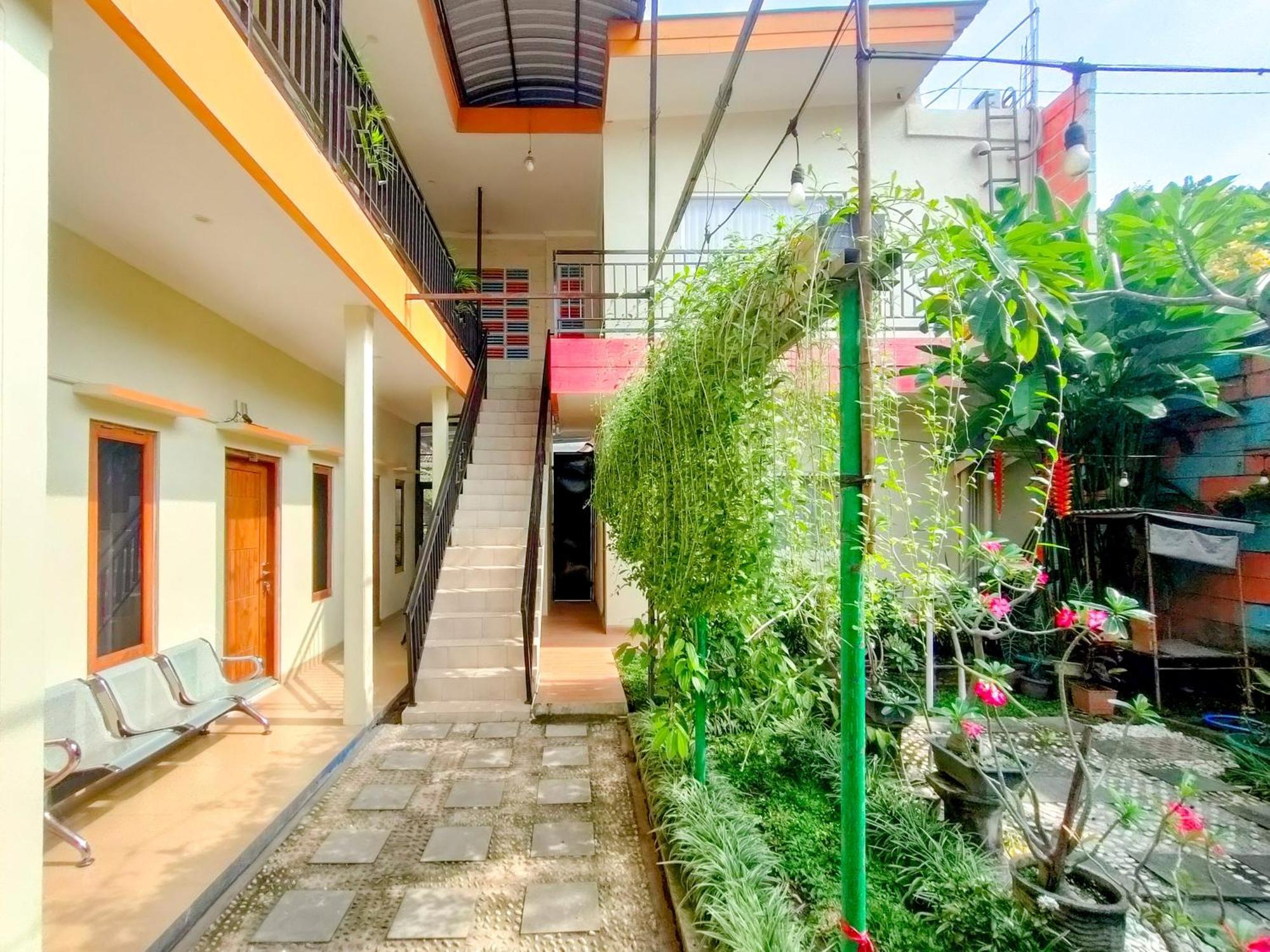 Graha Adi Karya Syariah Kartasura RedPartner Kartosuro Bagian luar foto