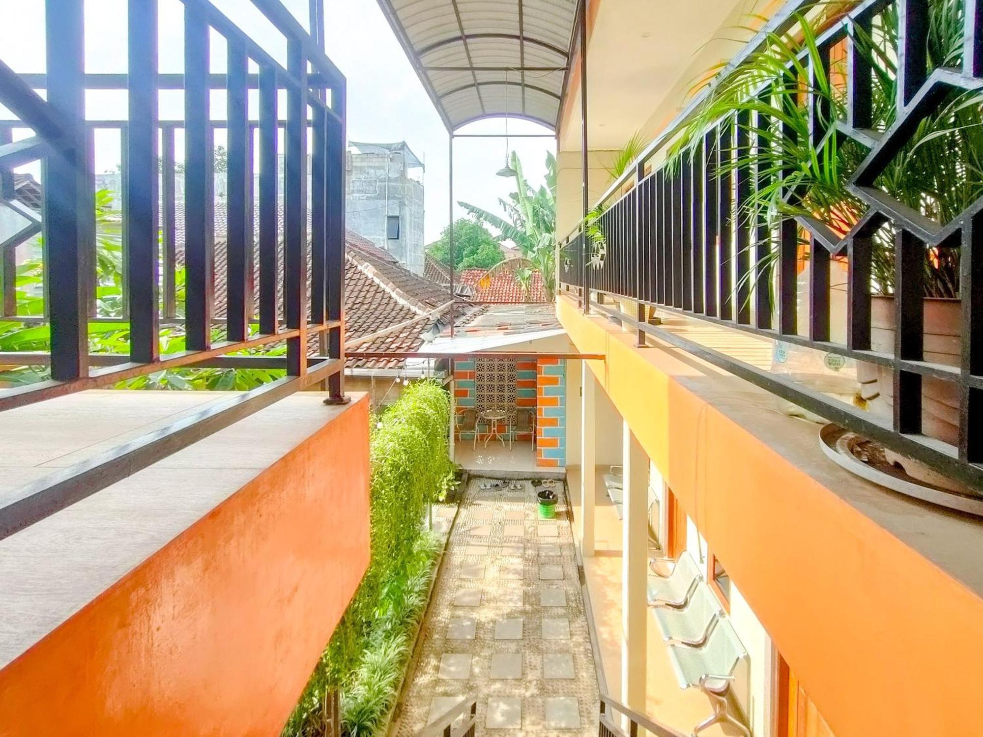 Graha Adi Karya Syariah Kartasura RedPartner Kartosuro Bagian luar foto