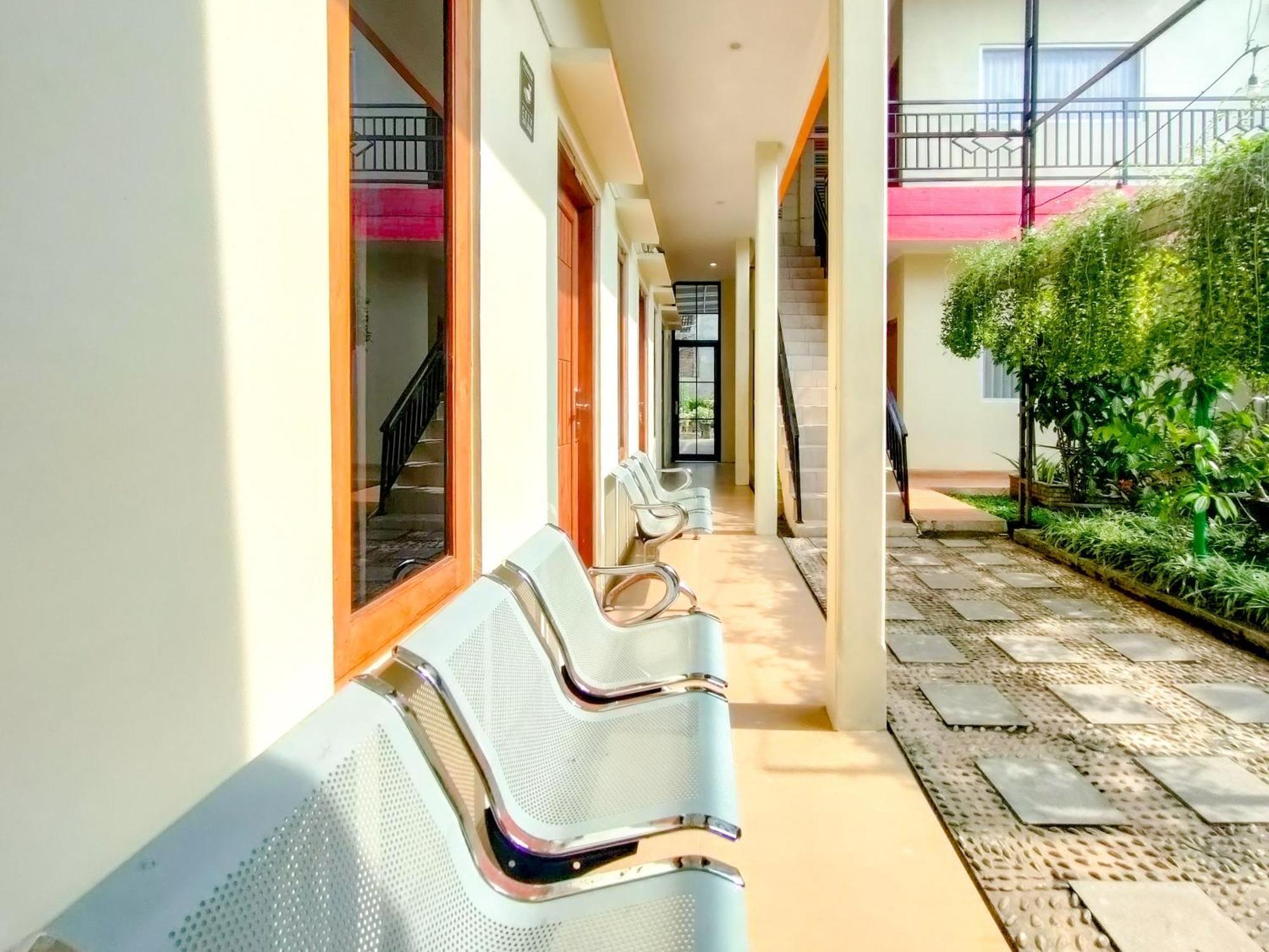 Graha Adi Karya Syariah Kartasura RedPartner Kartosuro Bagian luar foto